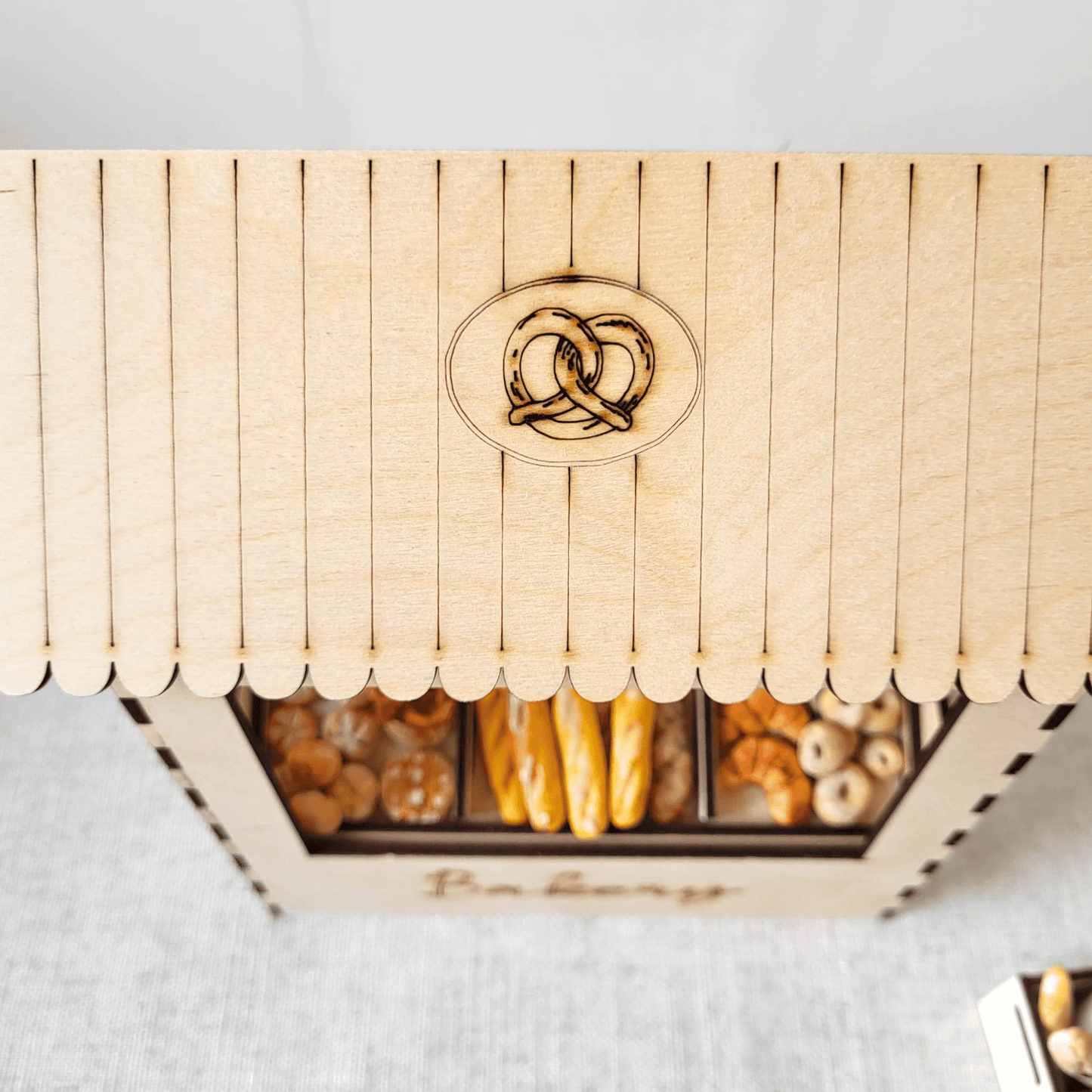 Houten bakkerskraam – poppenhuis meubel in schaal 1:12