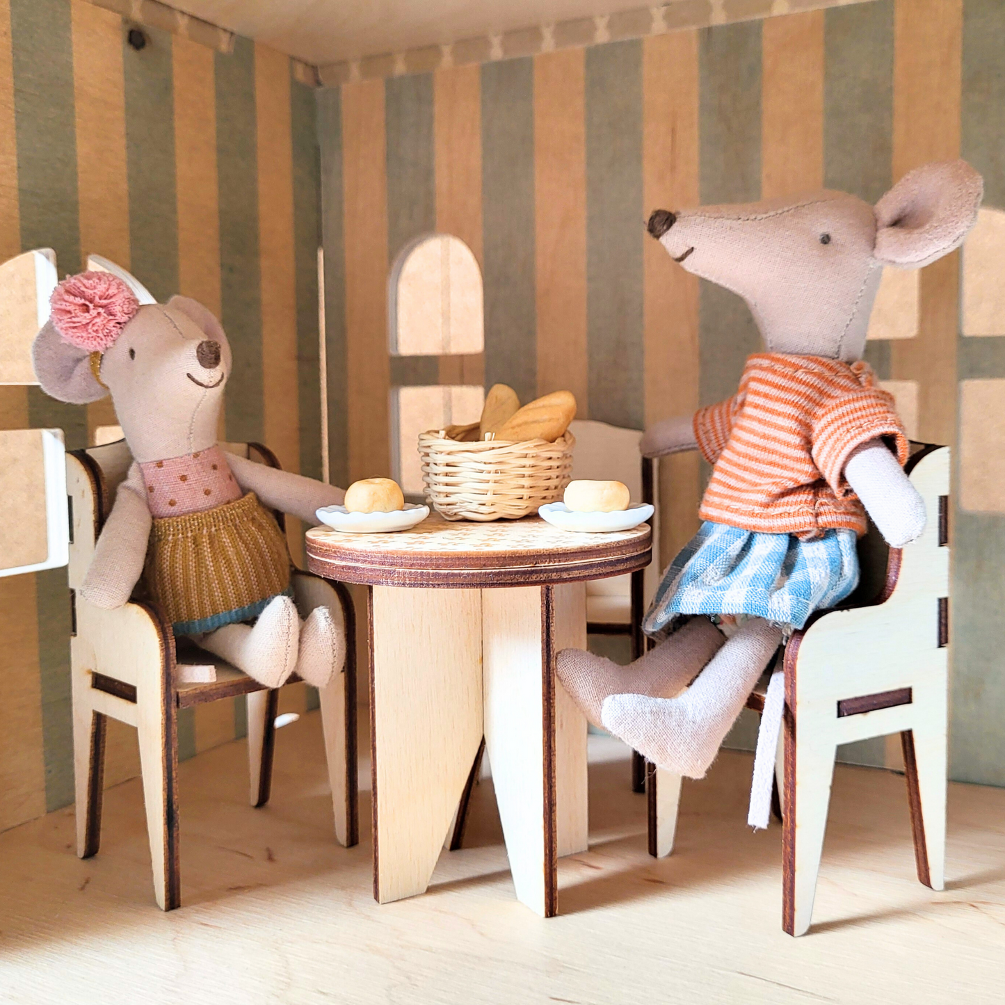 Poppenhuis Eetkamerset - Eettafel met 2 stoelen