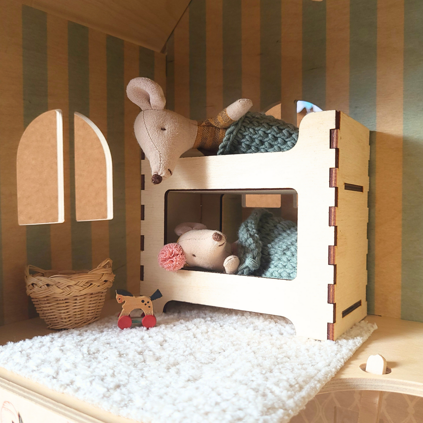 Poppenhuis Stapelbed - Stapelbed met beddengoed.