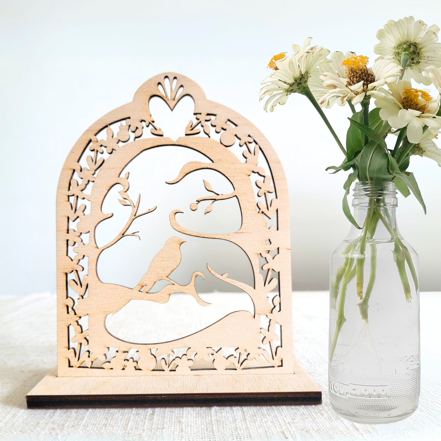 Houten Illustratie: Vogel in boom