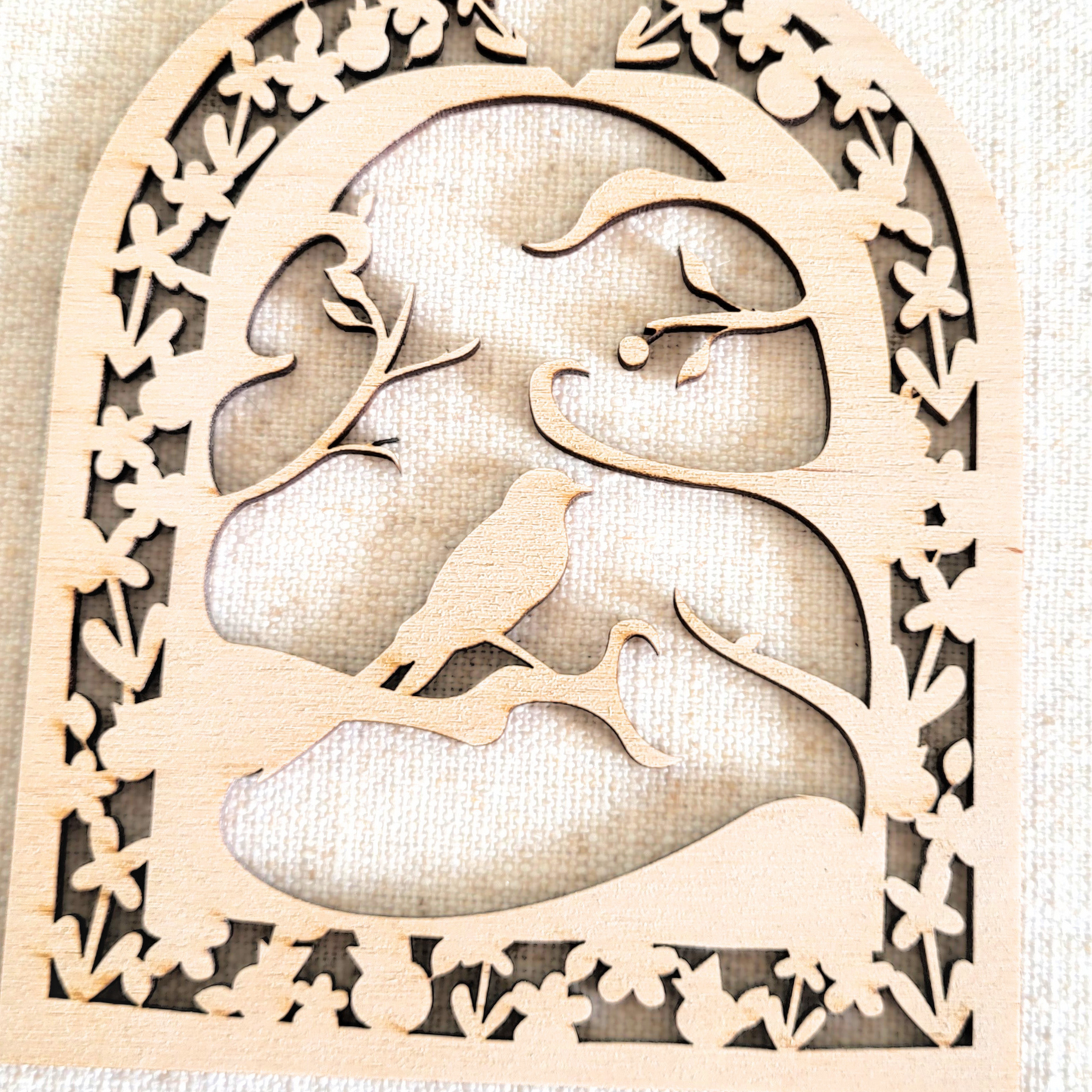 Houten Illustratie: Vogel in boom