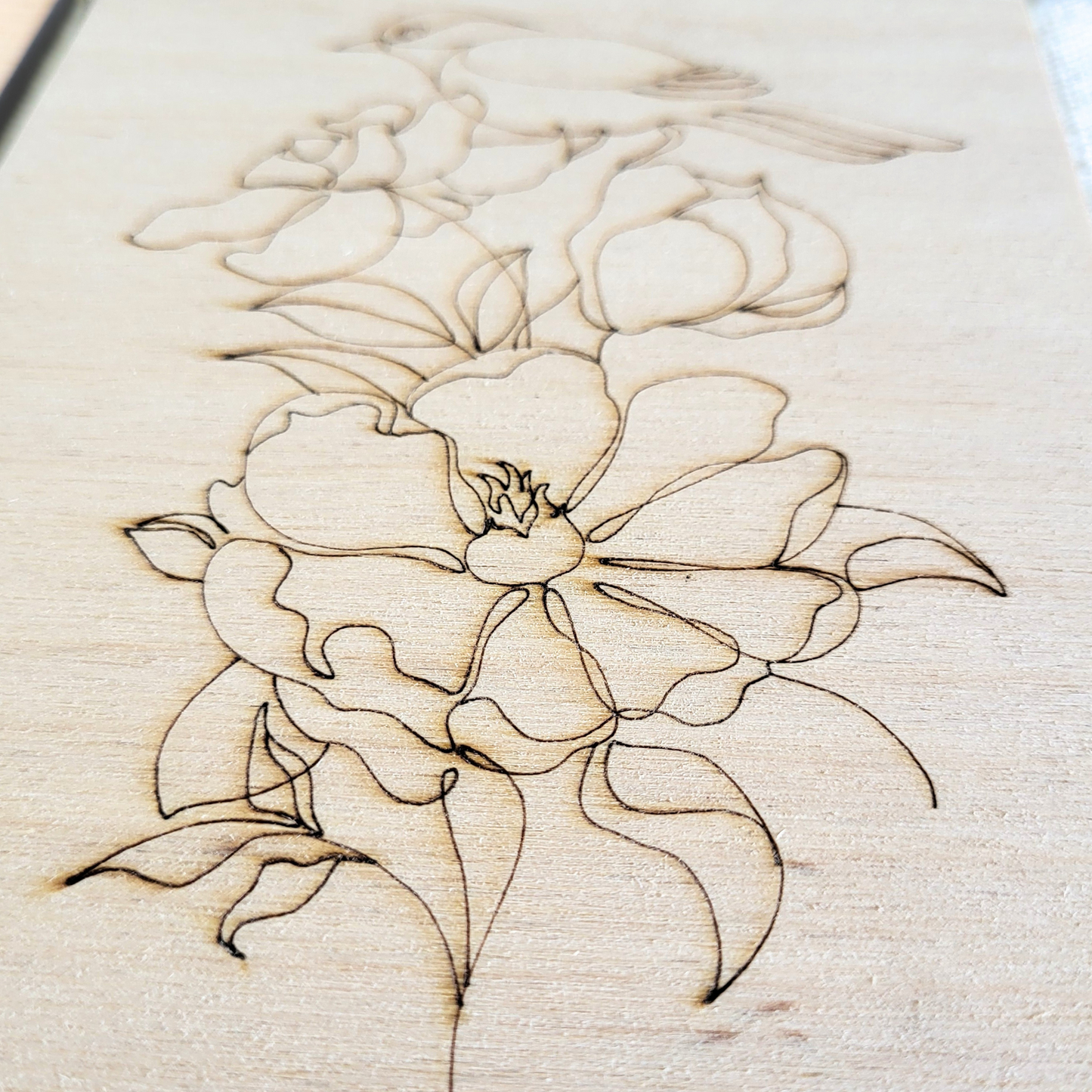 Houten Illustratie: Vogel met bloem